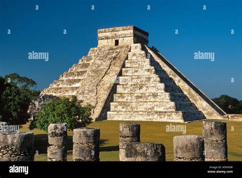 El Castillo Piramide De Kukulcan From Grupo De Mil Columnas 1000