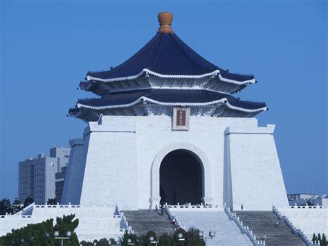 The hall itself emulates the beijing's temple of heaven and the egyptian pyramids to create the majestic, towering atmosphere. Chiang Kai Shek Memorial hall, Taipei | The National ...