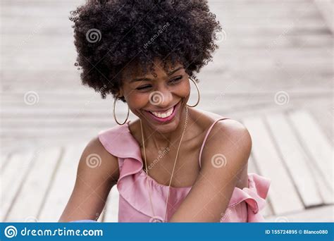 Fermez Vous Vers Le Haut Du Portrait D Une Jeune Belle Femme Afro Am