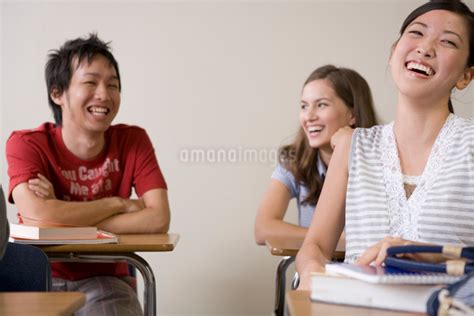 教室で談笑する多国籍学生の写真素材 Fyi04075535 ストックフォトのamanaimages Plus