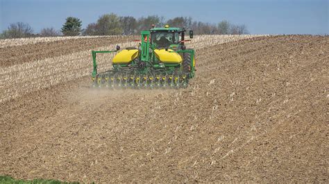 John Deere 1745 Planter Offers Versatility For Corn And Soybean