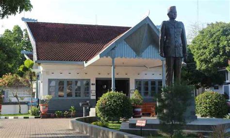 Istana Gebang Destinasi Wisata Sejarah Favorit Di Blitar Daytekno