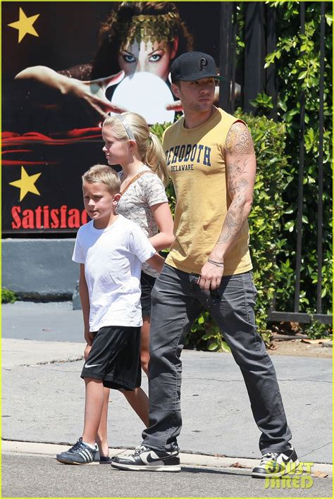 Ryan Phillippe Roscoes Chicken With Ava And Deacon Photo 2699360 Ava Phillippe Celebrity