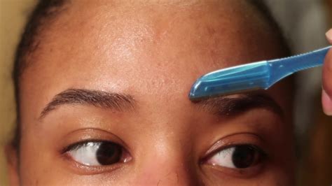 How To Shape Your Eyebrows With Tweezers