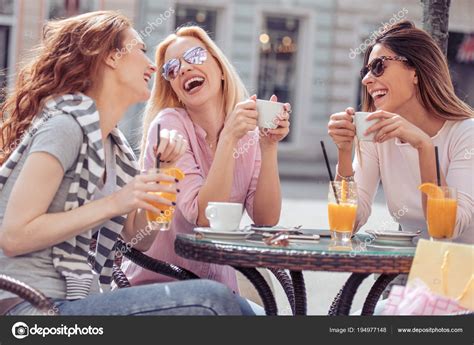 Друзья Пьют Кофе Вместе Три Женщины Кафе Разговаривают Смеются ...