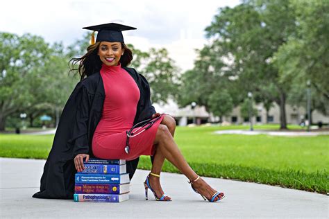 Great Advice For The College Years And Beyond College Graduation Photoshoot Graduation