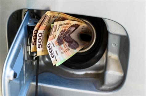 Encontre os postos com os preços dos combustíveis mais baratos perto de si, use o comparador para verificar se compensa um desvio para abastecer num posto mais barato e consulte as estatísticas dos preços médios em ¿Cuál gasta más gasolina, manual o automático? Te contamos