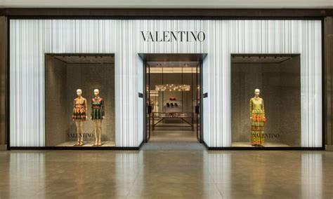 Valentino Store In Curitiba Brazil In 2019 Valentino Store Luxury