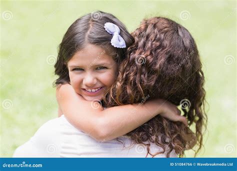 Abrazo Feliz De La Madre Y De La Hija Foto De Archivo Imagen De