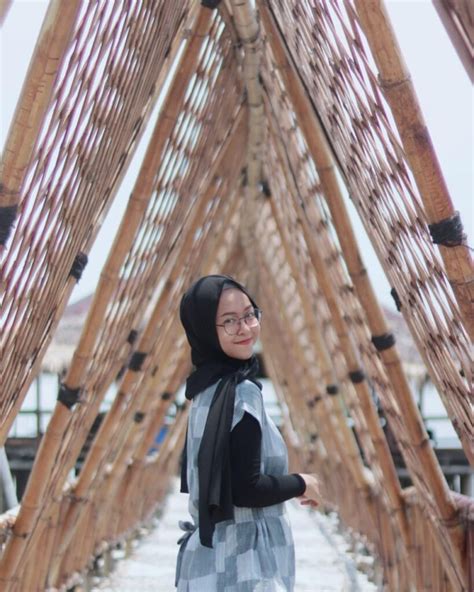 Pihak pengelola pun mendirikan sejumlah spot untuk berfoto dengan lansekap tersebut sebagai background, misalnya. Asri dan Unik, Nikmati Wisata Hutan Mangrove Wonorejo di Surabaya
