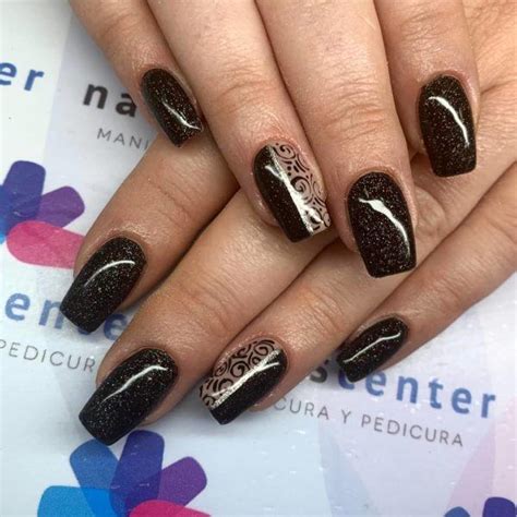 Al final del articulo voy a dejar algunos esmaltes color negro que son. Uñas negras 2020 - Blogmujeres.com