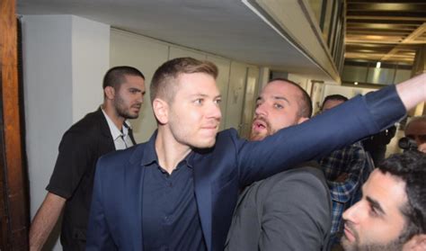 עופר חדד, כתב חדשות 2, חשף הערב כי יאיר נתניהו הגיש תביעה נגד אייבי בנימין מראשי מפארגני ההפגנות מול התביעה עוסקת בפוסט אותו פירסם אייבי לפני שנה ברשתות החברתיות, בפוסט טען אייבי כי יאיר נתניהו מחזיק. יאיר נתניהו חטף קללות בביהמ"ש וענה: "עבריין מביא בריונים ...