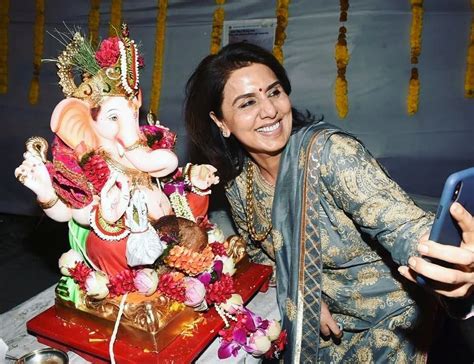 actress neetu kapoor s selfie picture with ganesh idol viral on social media hello mumbai news