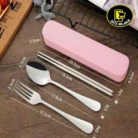 Sendok set yang terdiri dari sendok,garpu dan sumpit yang terbuat dari stainless steel yang aman digunakan untuk alat makan.selain itu sendok set cocok untuk traveliing karna terdapat wadah untuk menyimpan sehingga tidak akan kotor saat tidak digunakan. Set Sendok Garpu Sumpit Stainless Steel Tebal - Data Belanja