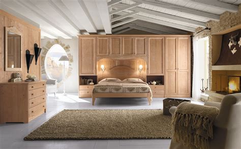 Camera da letto classica, in legno massello in finitura noce patinato con letto. Camera da letto in legno in stile country EVERY DAY NIGHT ...