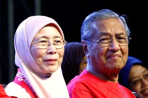 Perdana menteri malaysia :) salam 1 malaysia everyone perdana menteri keempat. Wan Azizah jadi Perdana Menteri Wanita Pertama Malaysia?