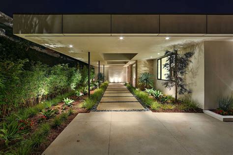 This shady courtyard is comprised of a flagstone terrace and shade loving plants. 16 Delightful Modern Landscape Ideas That Will Update Your ...