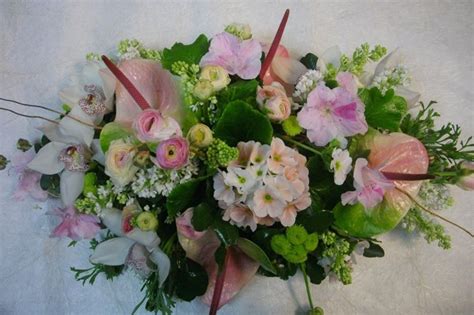 Il mazzolino di fiori è costituito da due rose bianche, da alcune piccole bacche bianche e. Composizione floreale - Regalare fiori - Come realizzare ...
