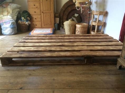 The kayu pallet adalah sebuah company yg menawarkan produk berkualiti berasaskan kayu pine yg. DIY - Cara Memanfaatkan Kayu Palet Daur Ulang Untuk Lantai ...