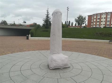 una escultura de un pene gigante en iruñea