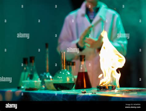 Los Experimentos En Un Laboratorio De Química Realizando Un