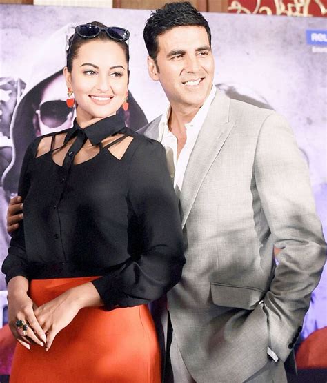 Akshay Sonakshi Promote Holiday With Real Heroes