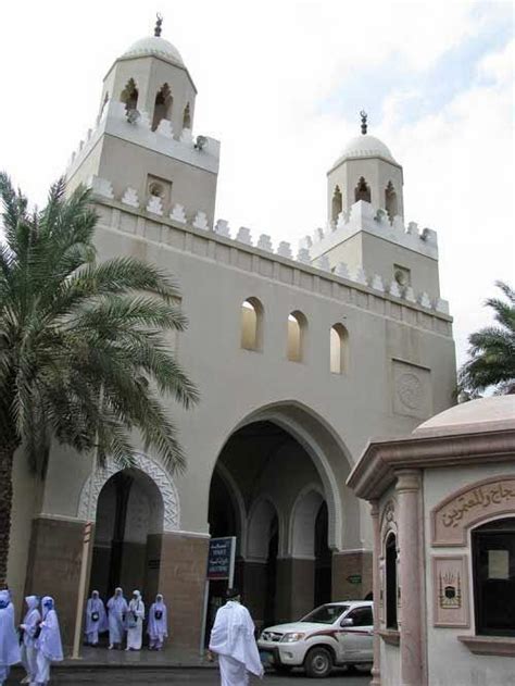 Pengertian ihram ihram ialah pakaian yang dipakai oleh orang yang mengerjakan ibadat haji atau umrah yang terdiri daripada dua helai kain yang tidak berjahit bagi lelaki dan bagi orang perempuan. Rukun Umroh (Bag. 1: Niat Ihram dan Thawaf Ka'bah) | Tempat