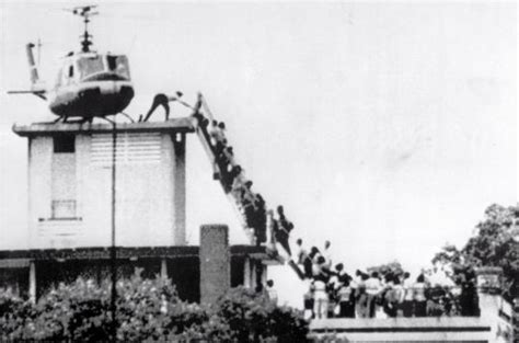Jun 23, 2021 · an air america helicopter crew member helps evacuees up a ladder on the roof of 18 gia long street on april 29, 1975 shortly before saigon fell to advancing north vietnamese troops. Hugh Van Es; photographed the fall of Saigon; 67 - The ...