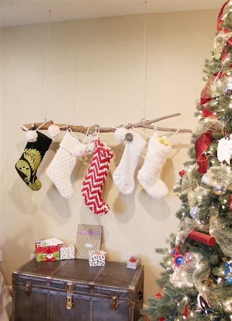 Try these creative ways to hang holiday these days, not all homes have fireplaces, so hanging the stockings by the chimney with care isn't. 8 Creative Ways to Hang Stockings Without A Fireplace Mantel