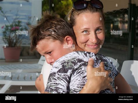Madre Consolando A Su Hijo Fotografía De Stock Alamy