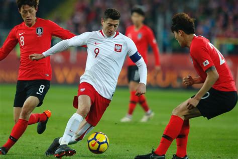 Reprezentacja polski w pierwszym meczu kontrolnym przed mistrzostwami europy zremisowała 1:1 z rosją. Mecz Polska - Korea Południowa. Zacięta walka na boisku ...