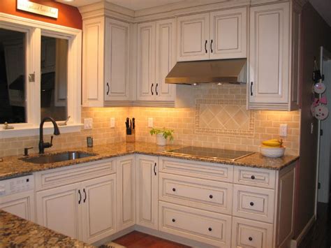 Options for undercabinet fixtures have expanded in recent years, but you. Under Cabinet Lighting Options - DesignWalls.com
