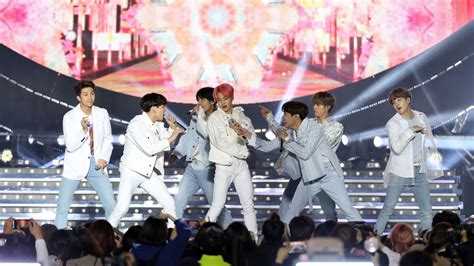 Concert Review Bts Warm Up A Chilly Chicago Night With Stadium Set Variety