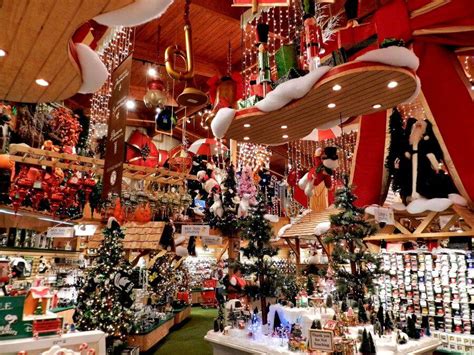 Best Means Of Creating A Holiday Atmosphere With Christmas Store Decoration