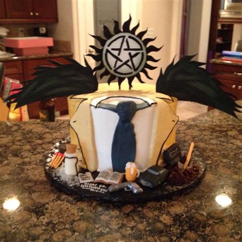 Pin By 𝙴𝚖𝚒𝚕𝚢 𝙵𝚛𝚘𝚎𝚜🌻 On Supernatural In 2020 Supernatural Cake