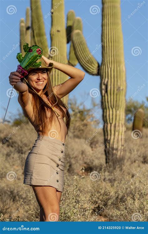 Magnifique Modèle Hispanique Pose Seins Nus Dans Le Désert De L arizona Photo stock Image du