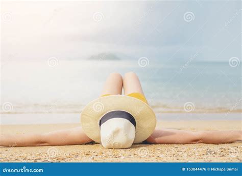 Mujeres Asi Ticas Que Se Relajan En Vacaciones De Verano En La Playa