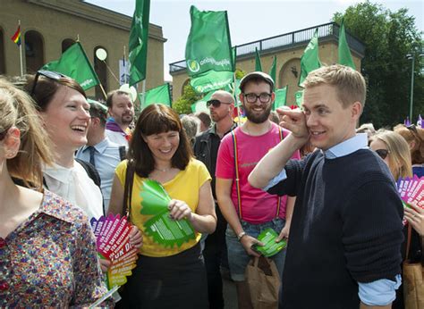 Som sveriges yngsta europaparlamentariker arbetar han för en omfattande klimatoffensiv som säkerställer att eu uppfyller parisavtalet. Miljöpartiet de gröna | Supervalkongressen i Göteborg 2014 ...