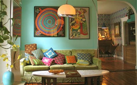 The stone wall of this bobo living room provides a different texture to the room while bringing in the colors of the desert and patterned pillows. 20 Inspiring Bohemian Living Room Designs - Rilane