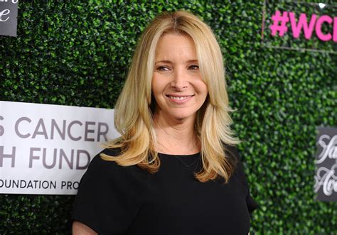 you won t believe what one actor said to lisa kudrow on the friends set fashion magazine