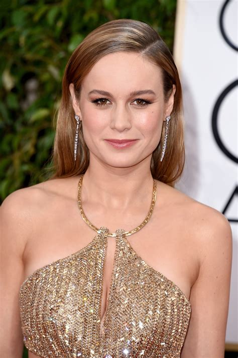 here are the most epic beauty looks from the 2016 golden globes brie larson burgundy hair brie