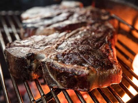 Learn how to sear a steak like the experts and how to add garlic parmesan flavor that won't burn or fall into the grill. How to Cook a T Bone Steak? - The Housing Forum