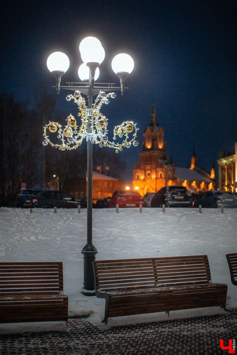 На Соборной площади во Владимире начали устанавливать главную новогоднюю елку Полностью