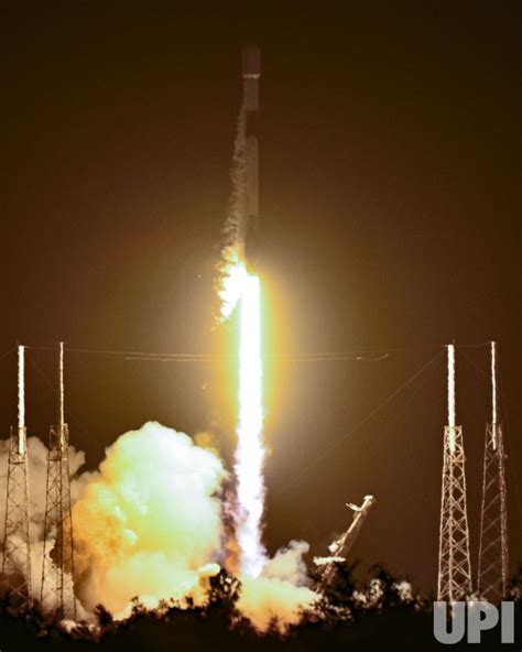 Photo SpaceX Launches Starlink Satellites From Cape Canaveral Florida