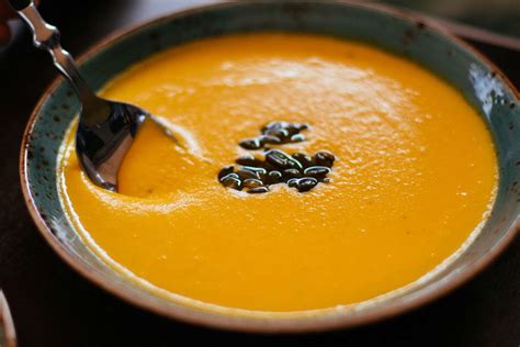 Velouté de lentilles corail au lait de coco
