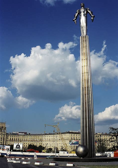 The gagarin monument in moscow is a an apt soviet tribute to a russian national hero. Moskau im Weltraum: vom Kosmonautenmuseum zum Kosmospavillon