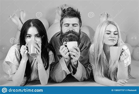 Threesome Ontspant In Ochtend Met Koffie Valentine Day Concept De Man En De Vrouwen Vrienden Op