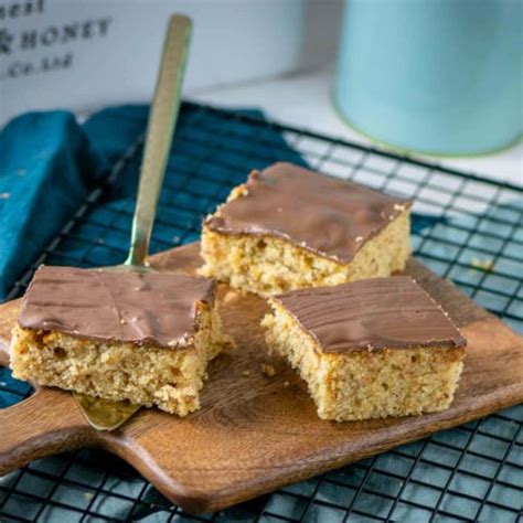 3.1 saftiger apfelkuchen vom blech. Saftiger Marzipan Nuss Kuchen vom Blech | Kuchen mit ...