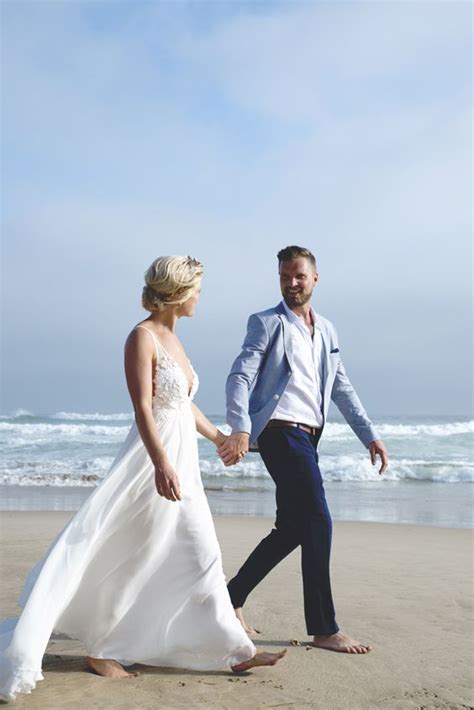 Beach wedding often have an even more relaxed dress code which allow for greater flexibility in traditional wedding ties are silver in color and feature a shepherd's check, macclesfield or glen. 25 Stylish Beach Groom Looks That Inspire - crazyforus