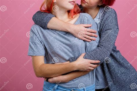Étreintes De Deux Jeunes Filles Lesbiennes Sur Un Fond Rose Image Stock